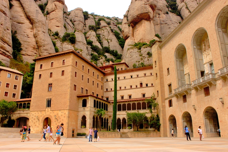 You are currently viewing Mystical Montserrat: Cable Car, Abbey and Hidden Viewpoints