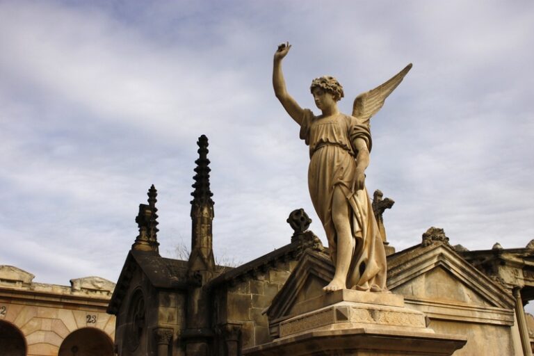 The Kiss of Death & Other Wonders Inside Cementiri del Poblenou