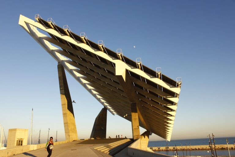 Port Fòrum Barcelona: Waves, Modern Architecture and Hidden Coastal Adventures