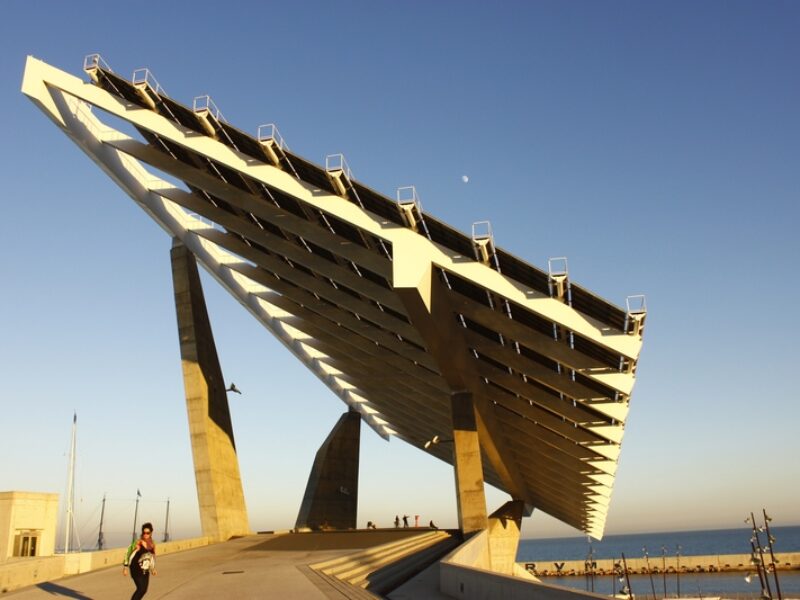 Port Fòrum Barcelona: Waves, Modern Architecture and Hidden Coastal Adventures